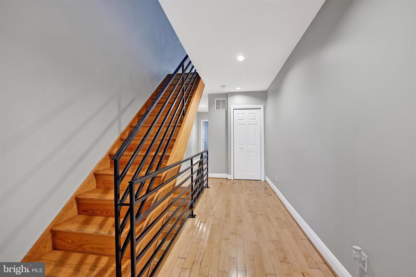 2527 Foster Avenue photo 12