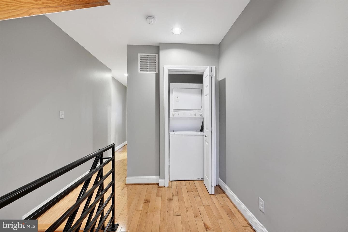 2527 Foster Avenue photo 13