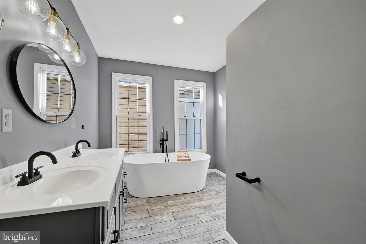 2527 Foster Avenue photo 21