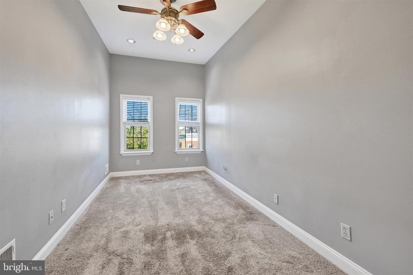 2527 Foster Avenue photo 24