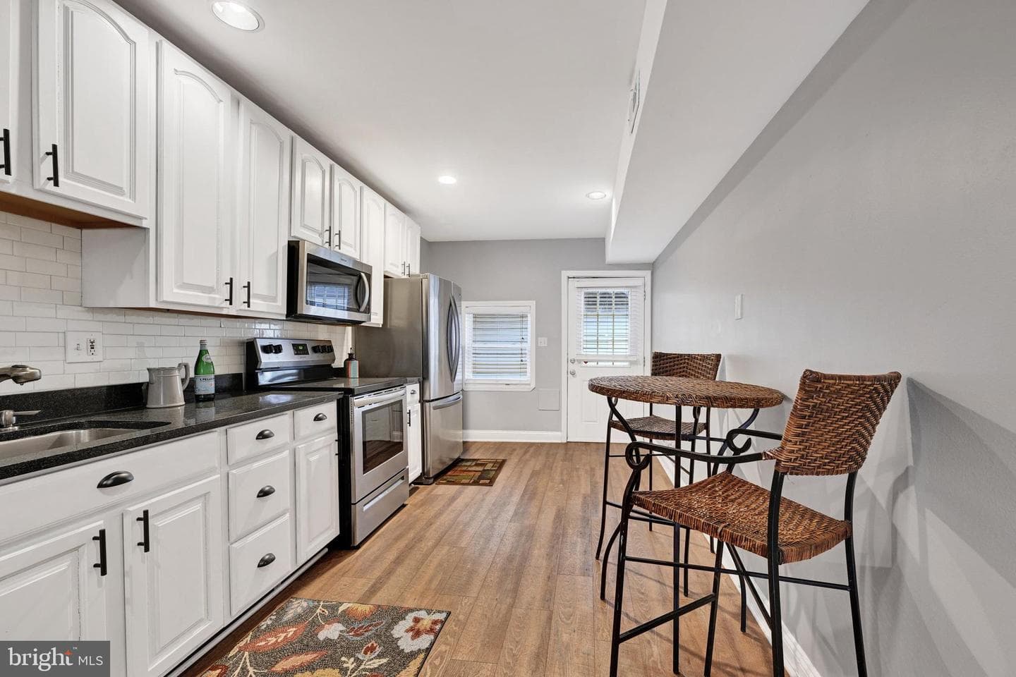 2527 Foster Avenue photo 5