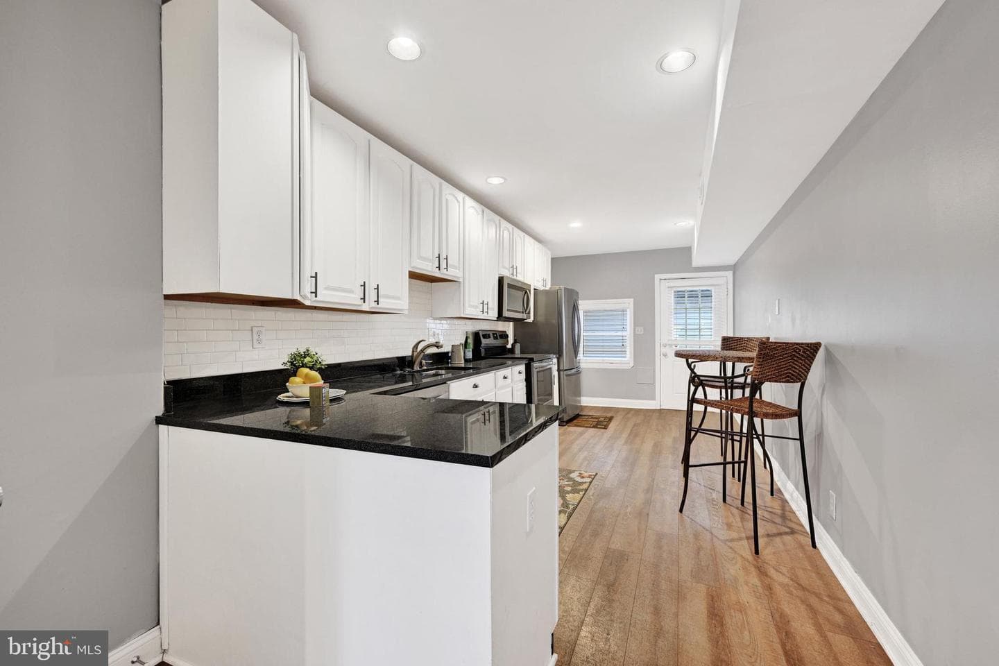 2527 Foster Avenue photo 6