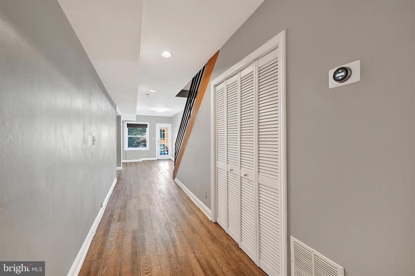 2527 Foster Avenue photo 9