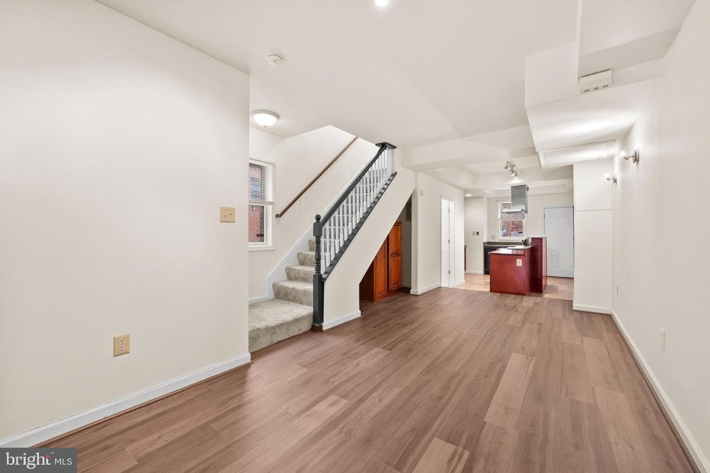 901 W Barre Street photo 8