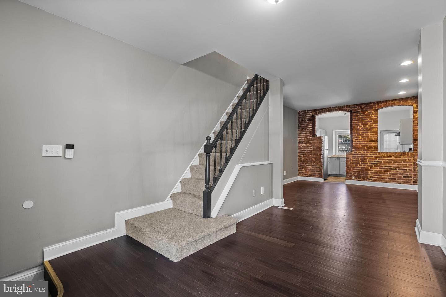 827 S Lakewood Avenue photo 3