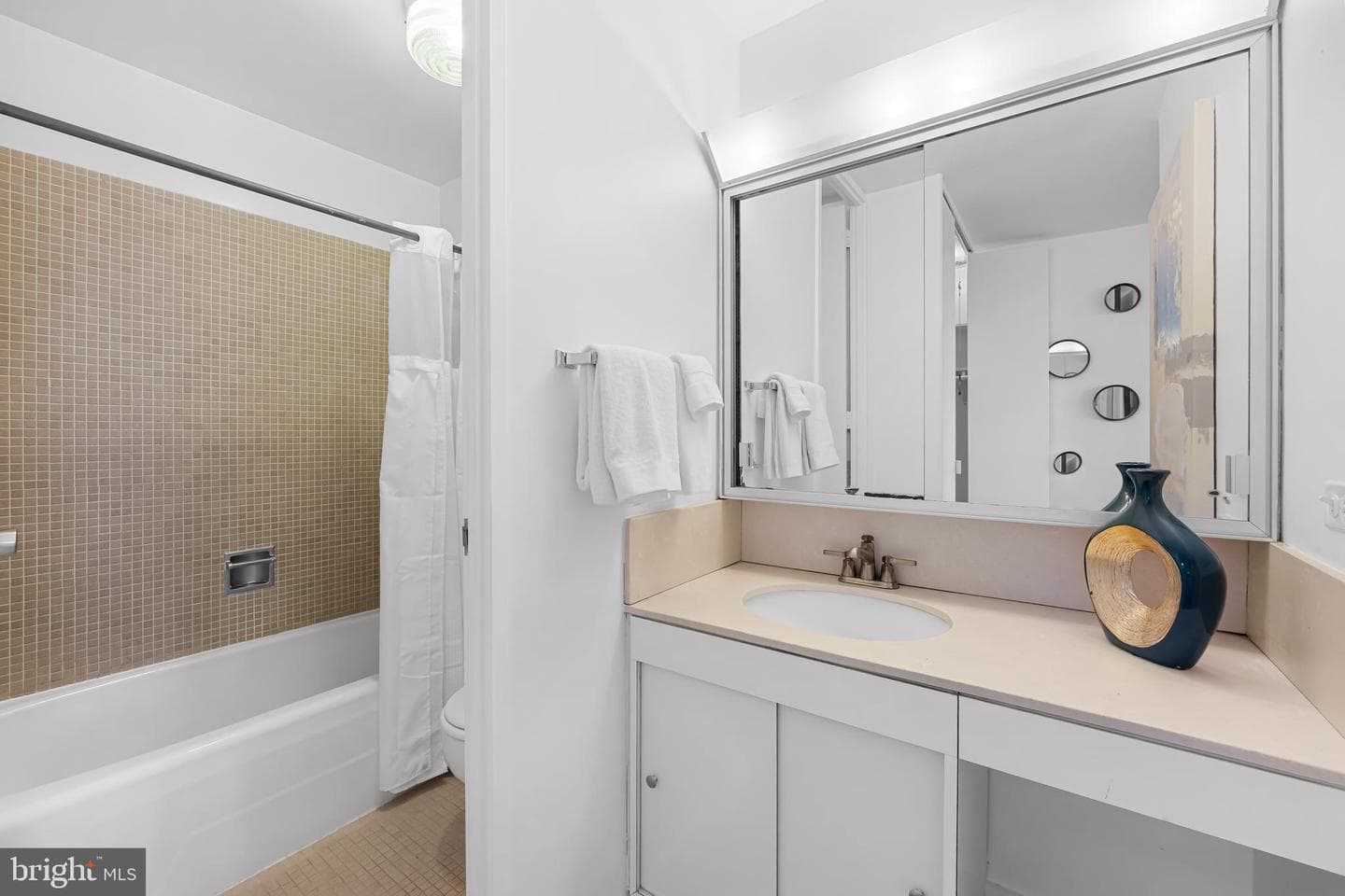 4000 N Charles Street #1414 photo 28