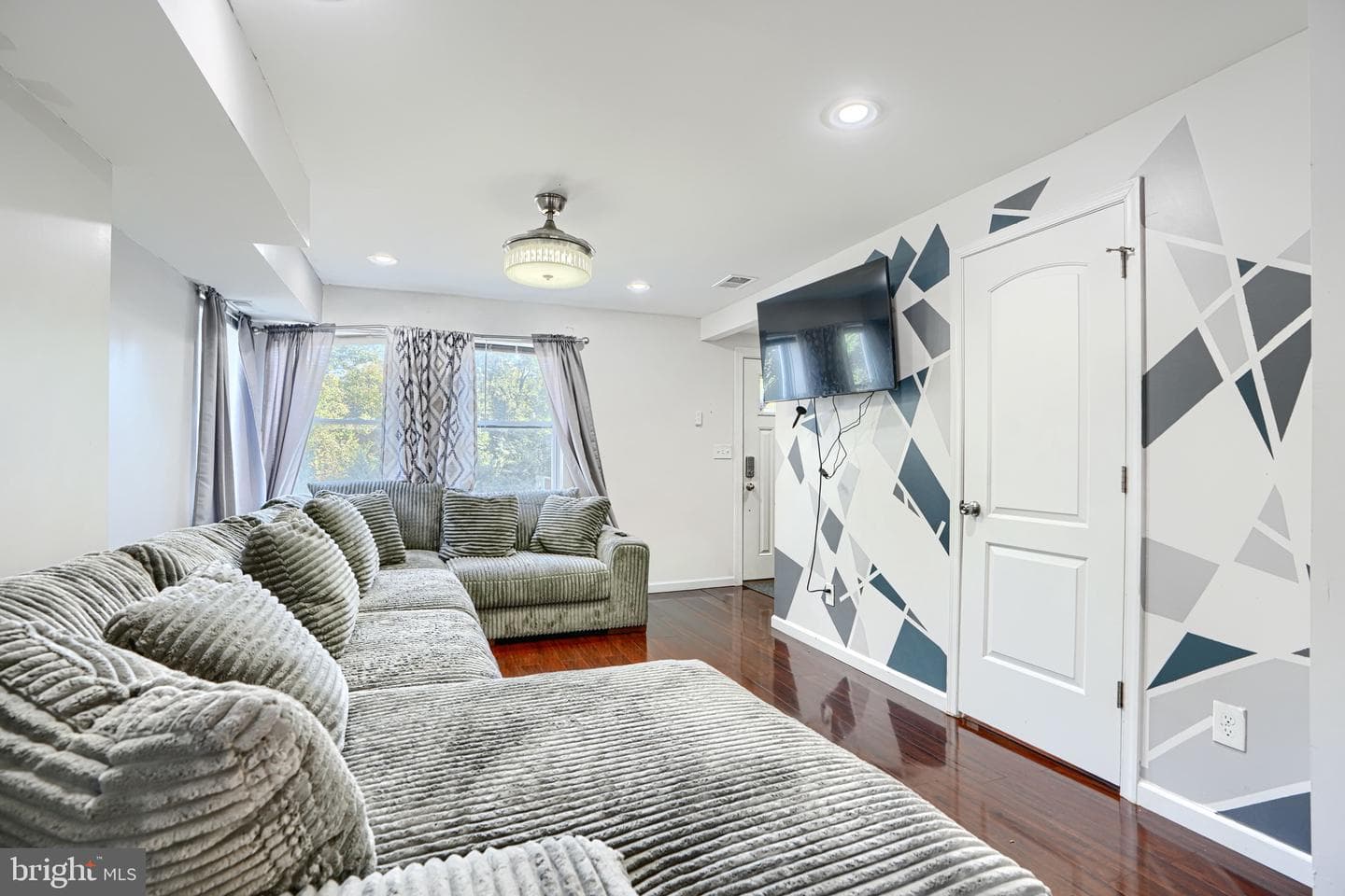 4054 Hilton Road photo 3