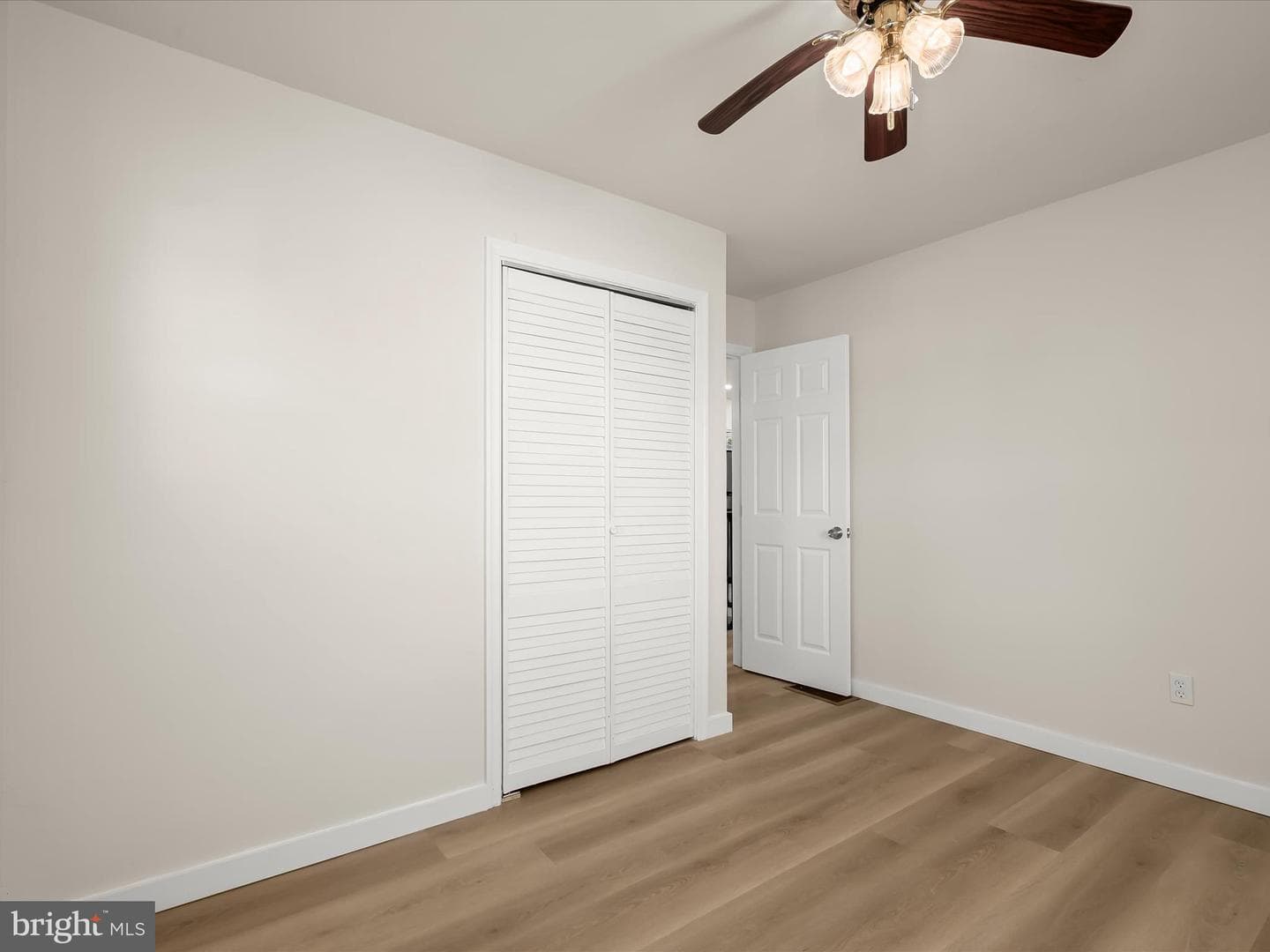 15 W Bristol Avenue photo 10