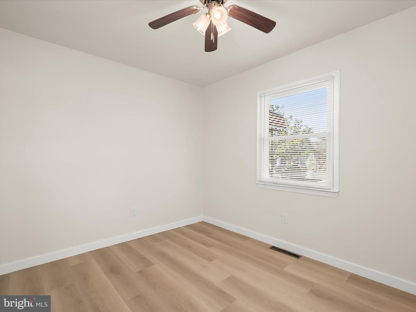 15 W Bristol Avenue photo 11