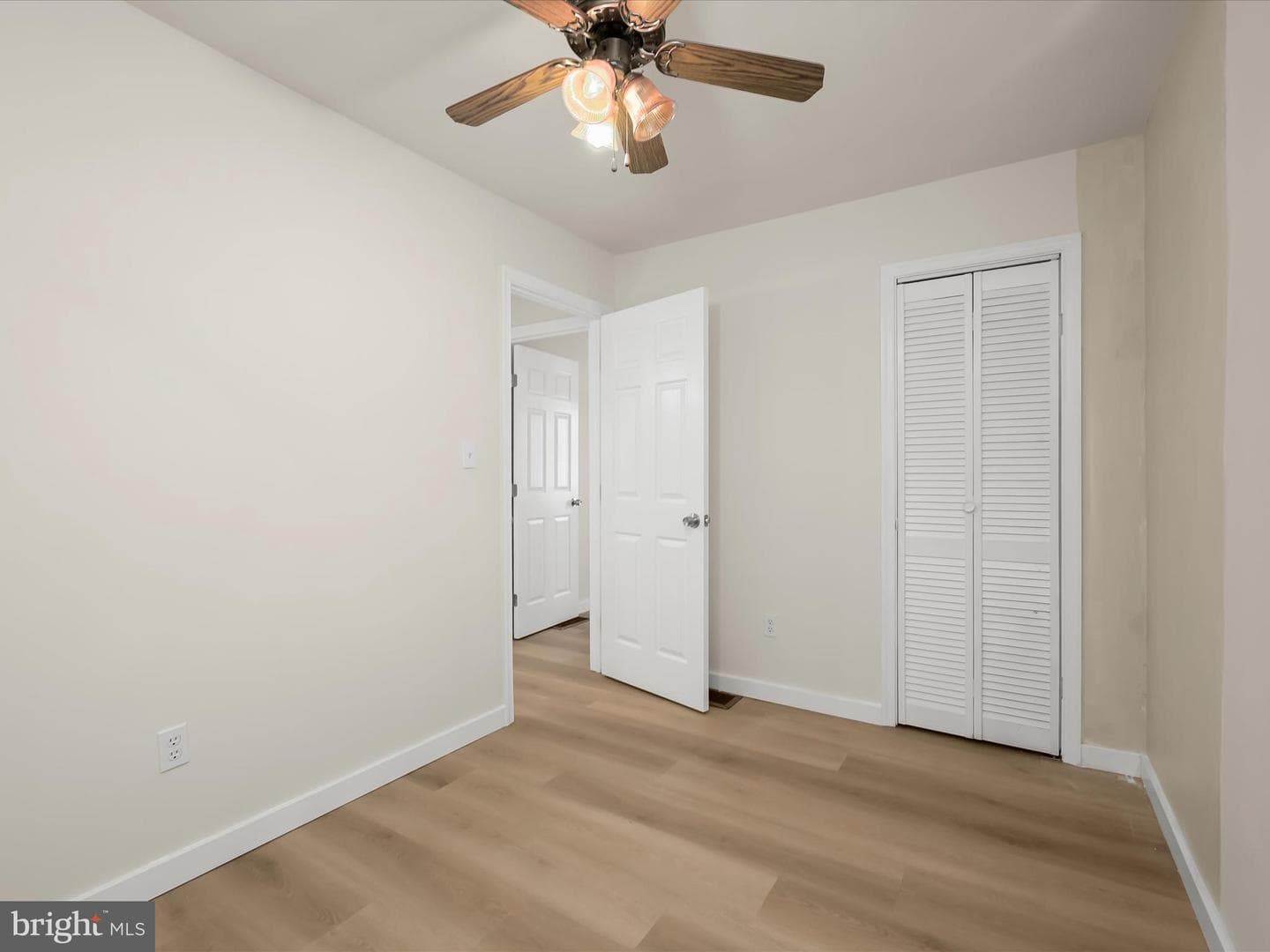 15 W Bristol Avenue photo 12