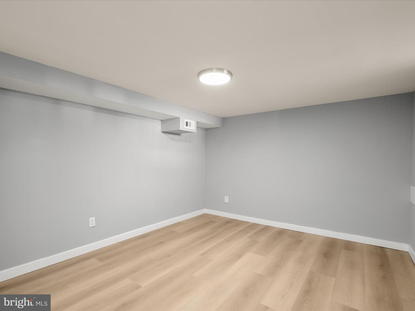 15 W Bristol Avenue photo 17