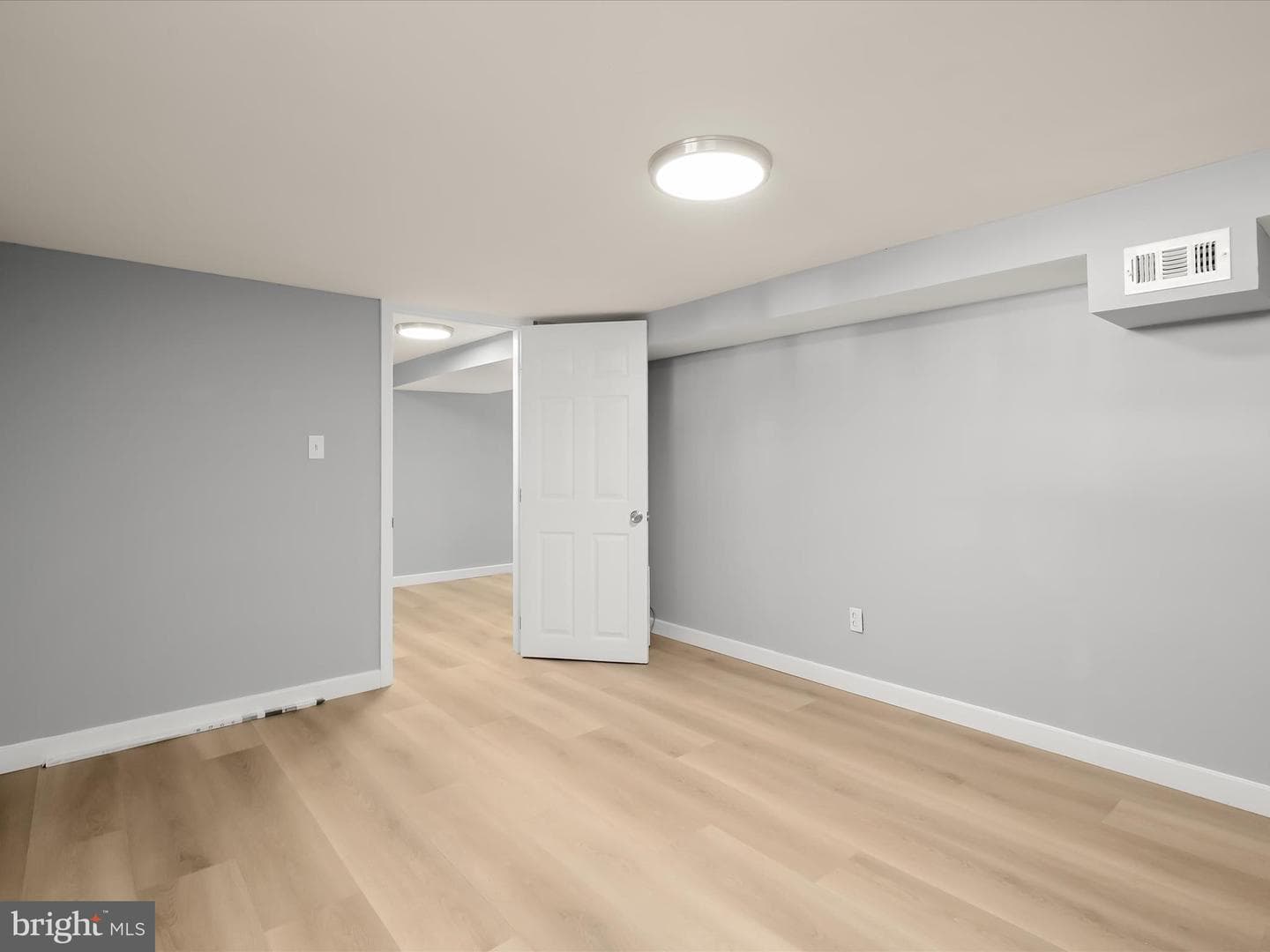 15 W Bristol Avenue photo 18
