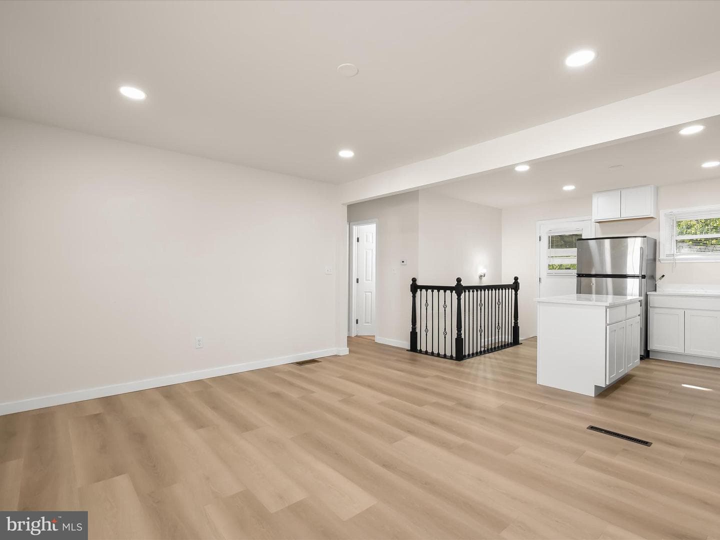 15 W Bristol Avenue photo 7