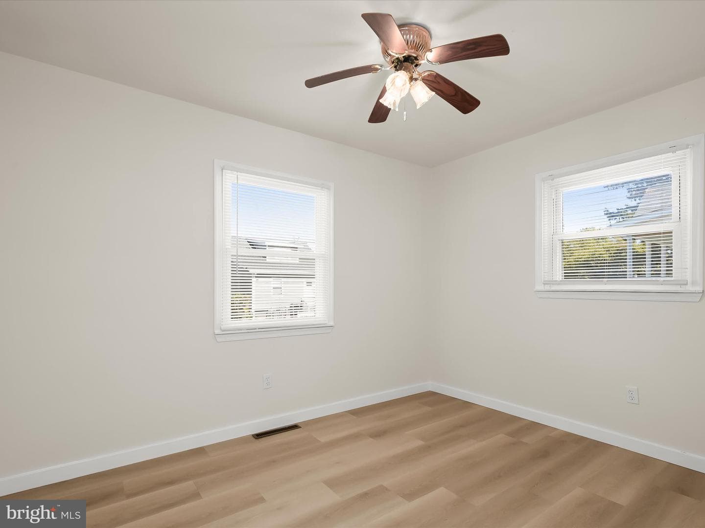 15 W Bristol Avenue photo 9