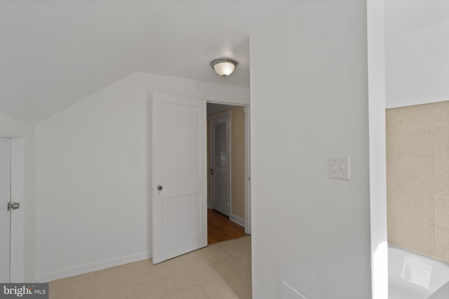 5709 Woodcrest Avenue photo 5