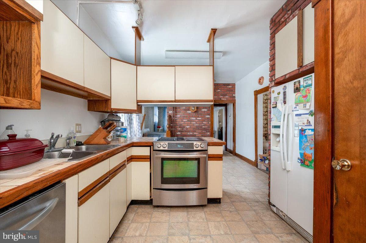 2500 Arbuton Avenue photo 17
