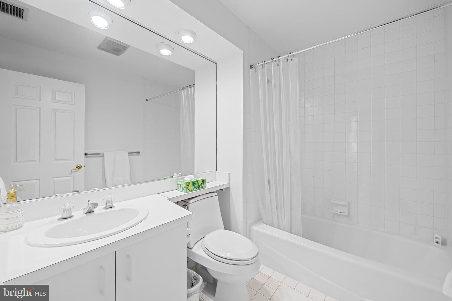 3704 N Charles Street N #406 photo 29
