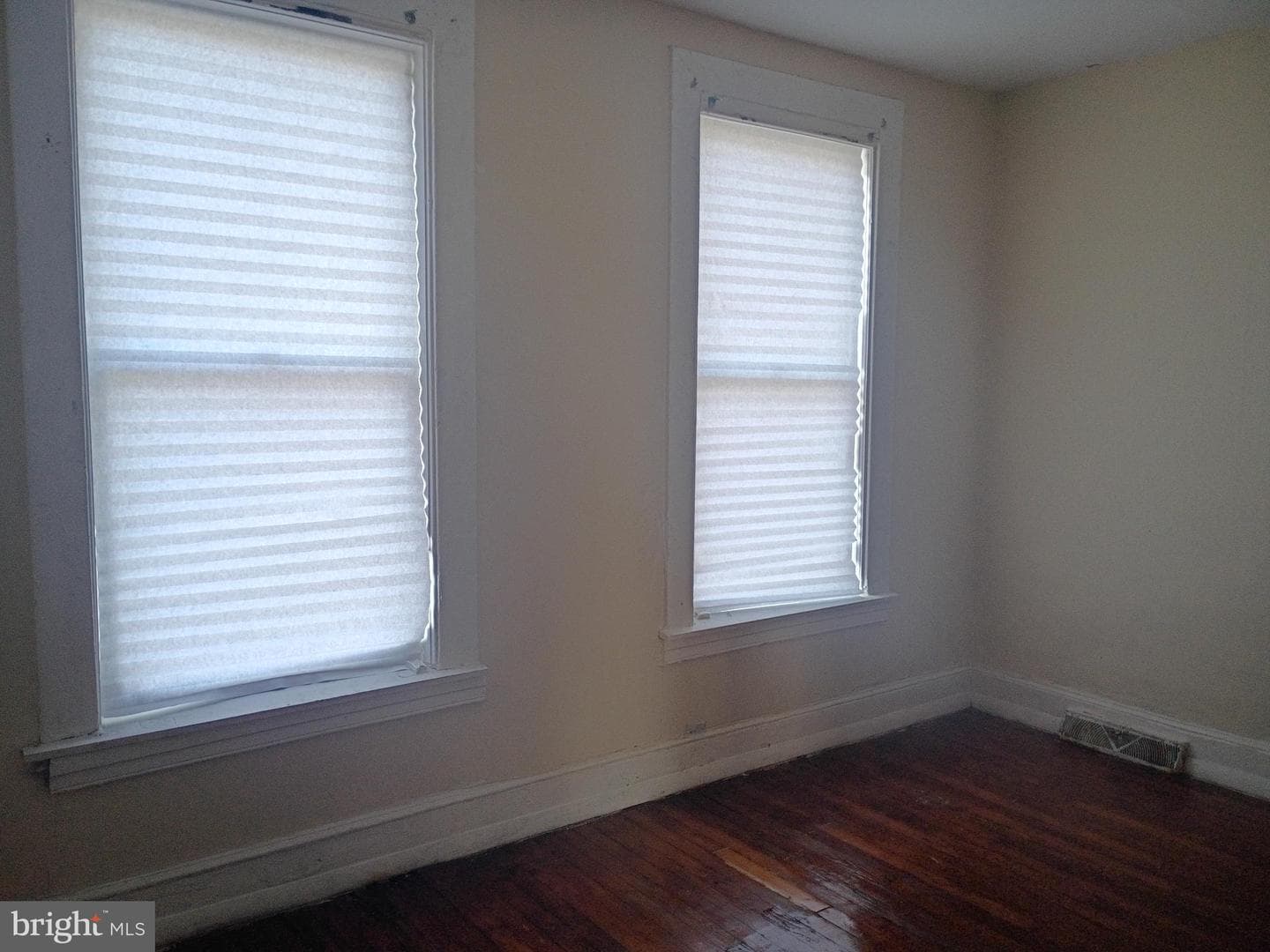 2529 Oswego Avenue photo 7
