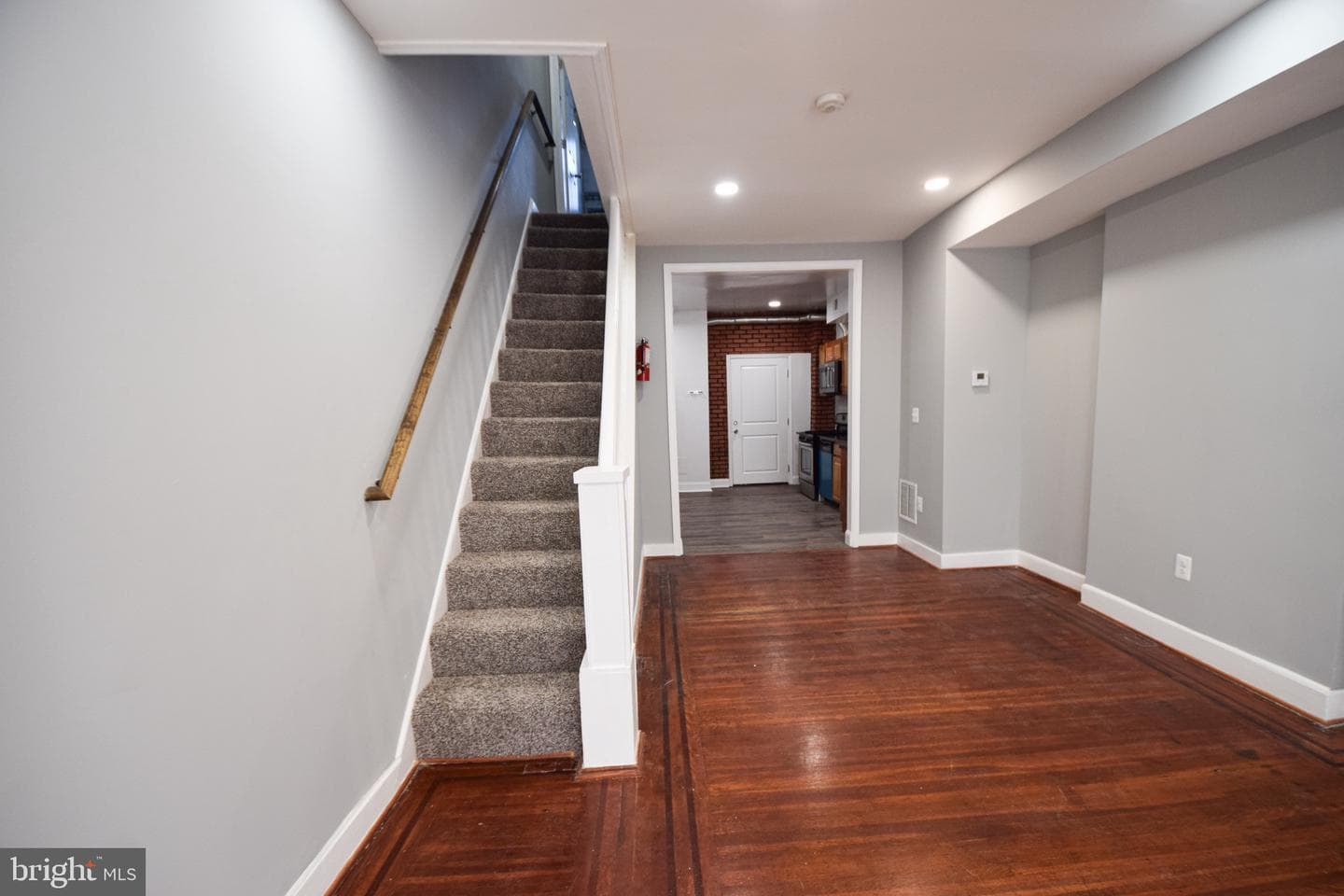2542 W Pratt Street photo 8