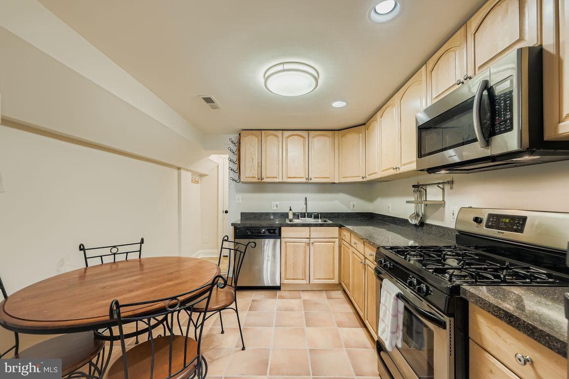 2433 Fleet Street photo 10