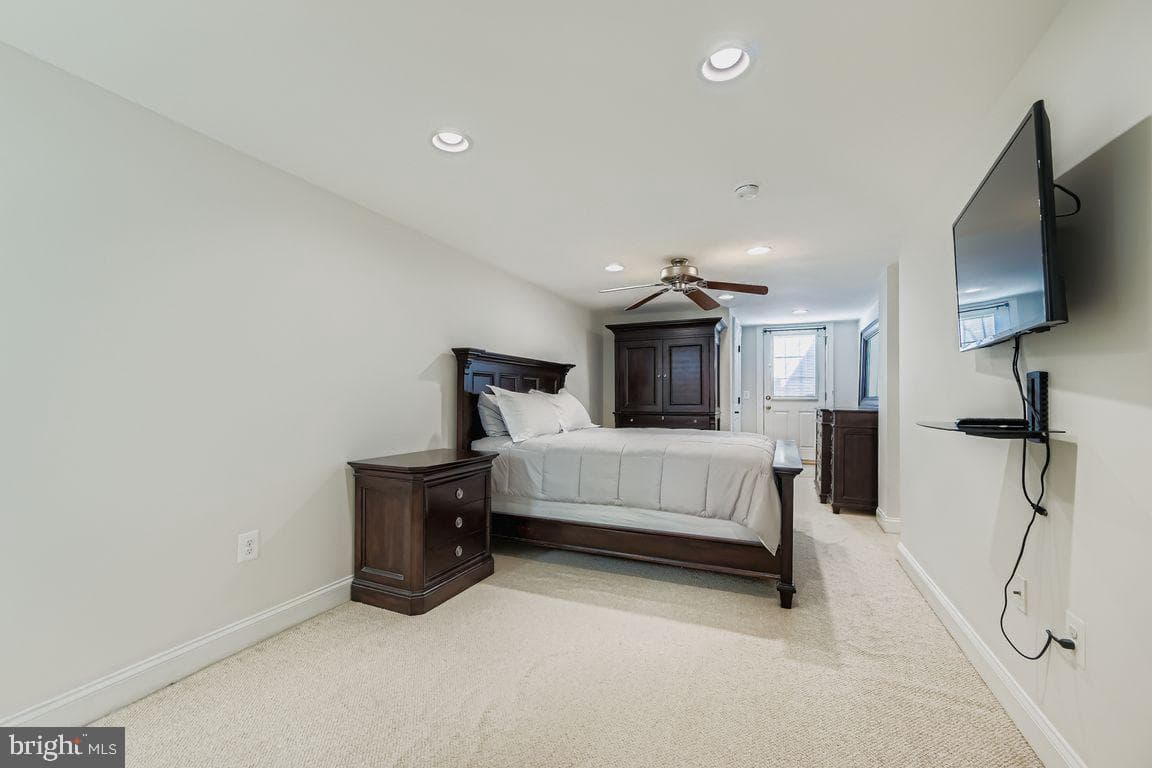 2433 Fleet Street photo 15