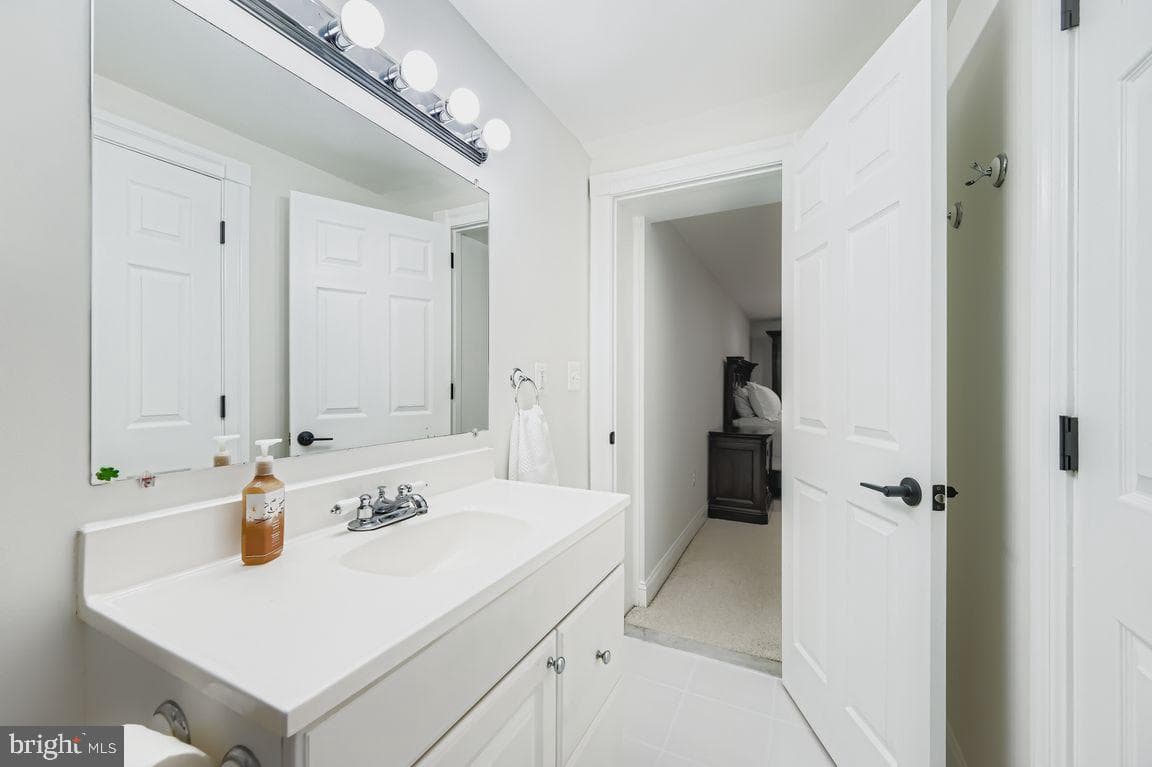 2433 Fleet Street photo 19