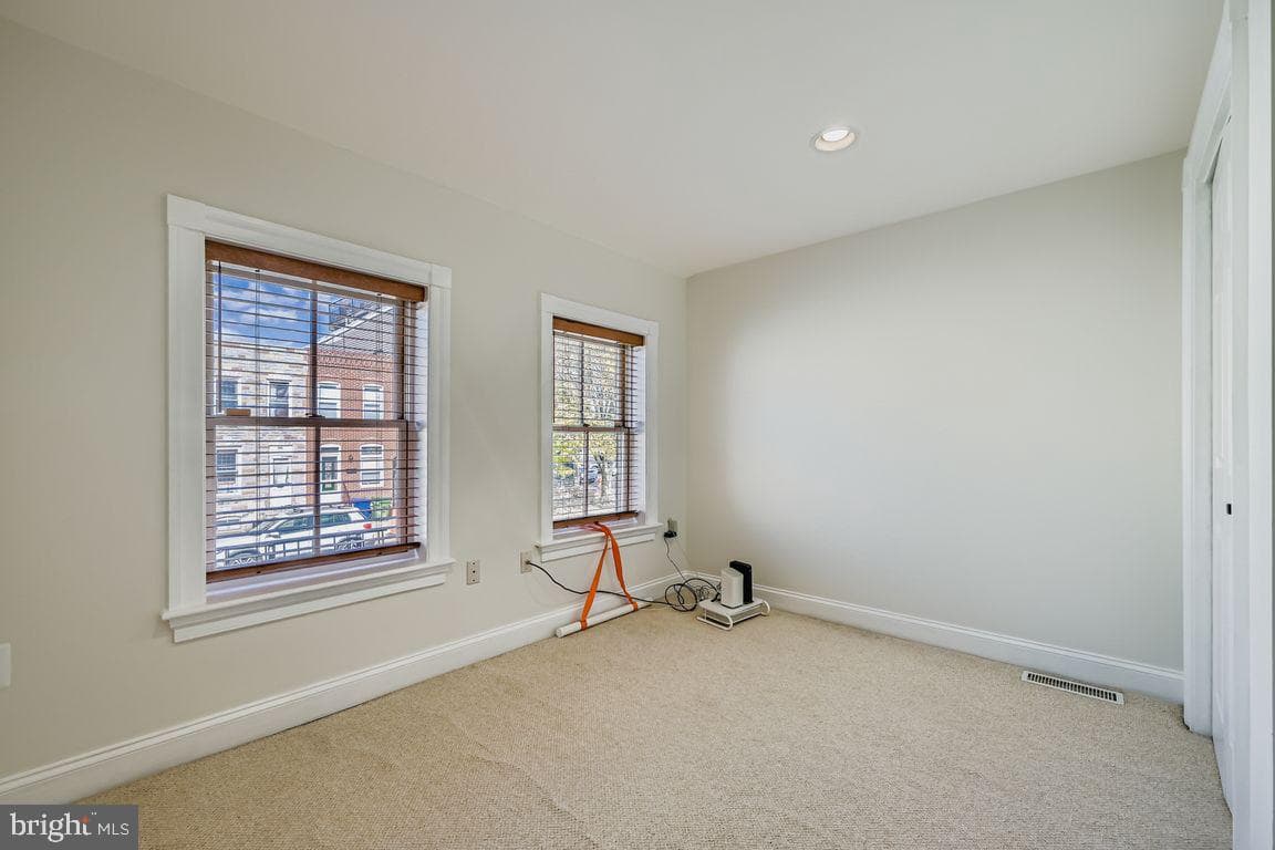 2433 Fleet Street photo 21