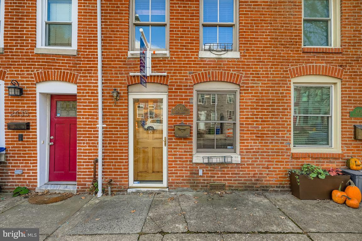 2433 Fleet Street photo 3