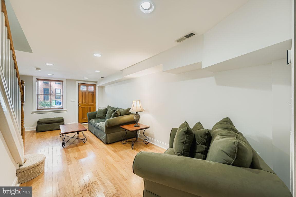 2433 Fleet Street photo 4