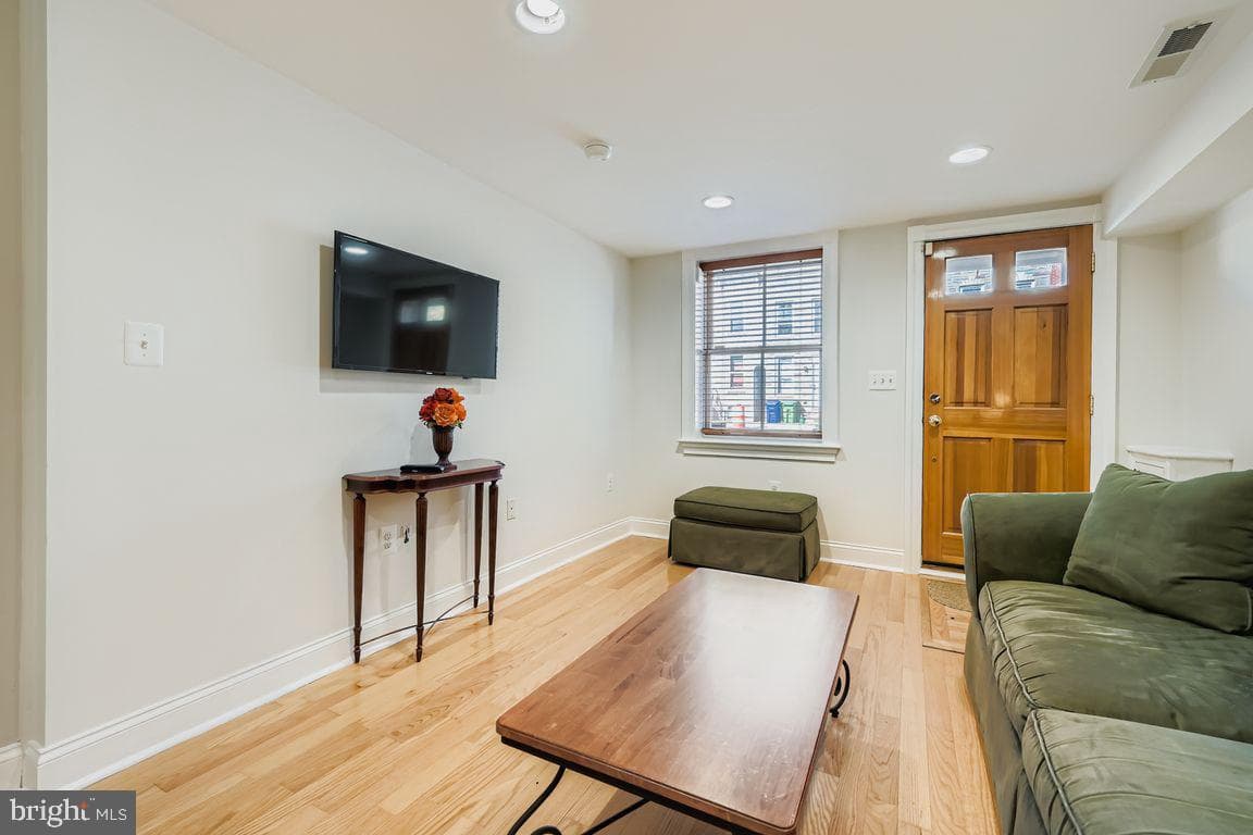 2433 Fleet Street photo 5