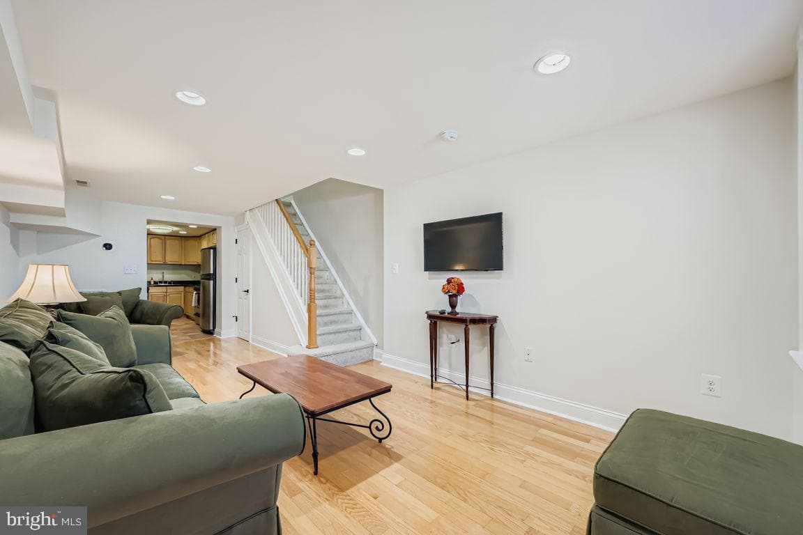 2433 Fleet Street photo 7