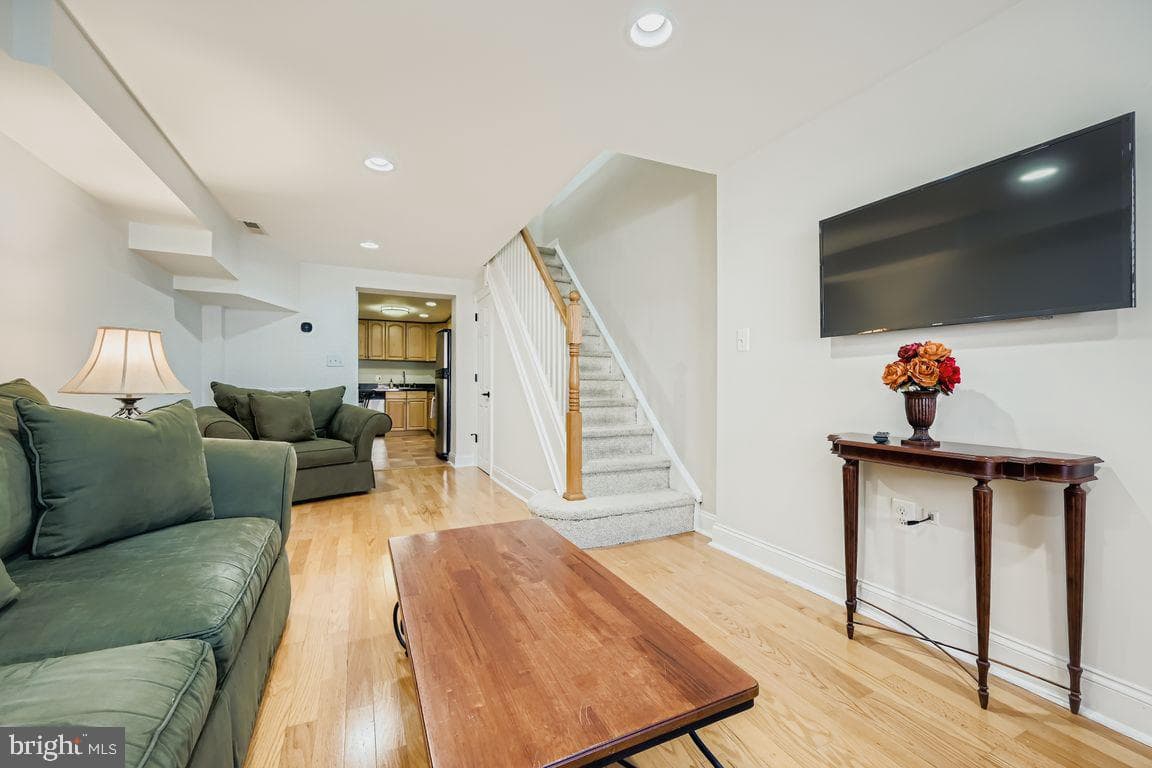 2433 Fleet Street photo 8