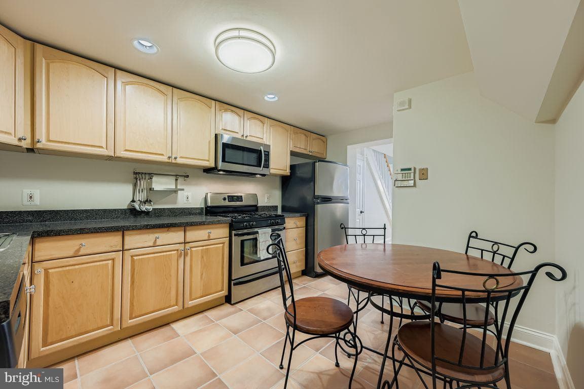 2433 Fleet Street photo 9