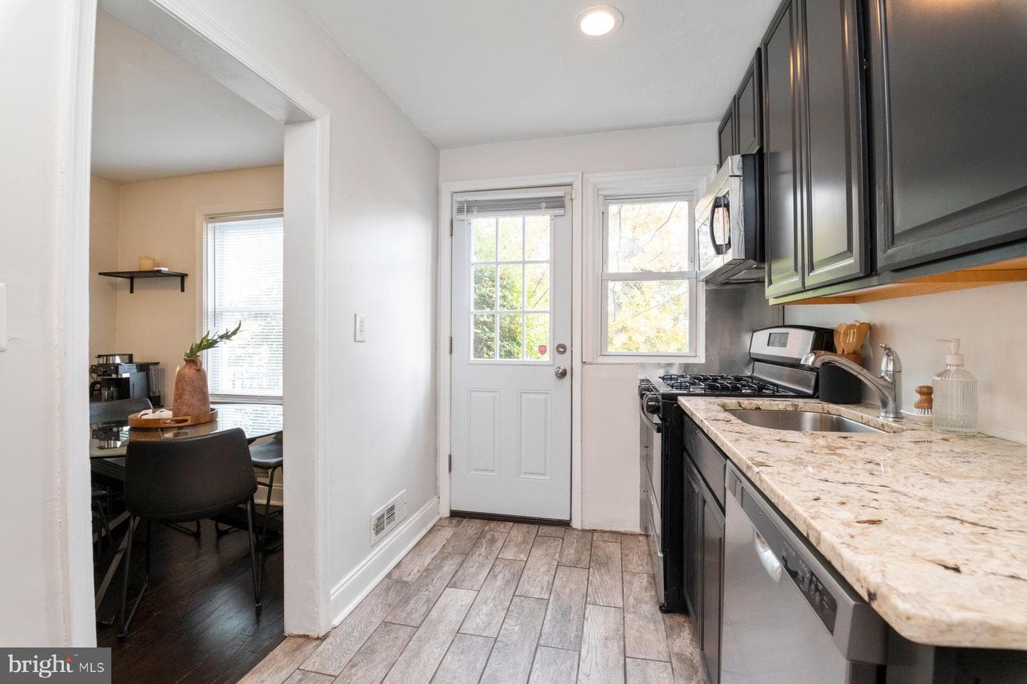3588 Dudley Avenue photo 9