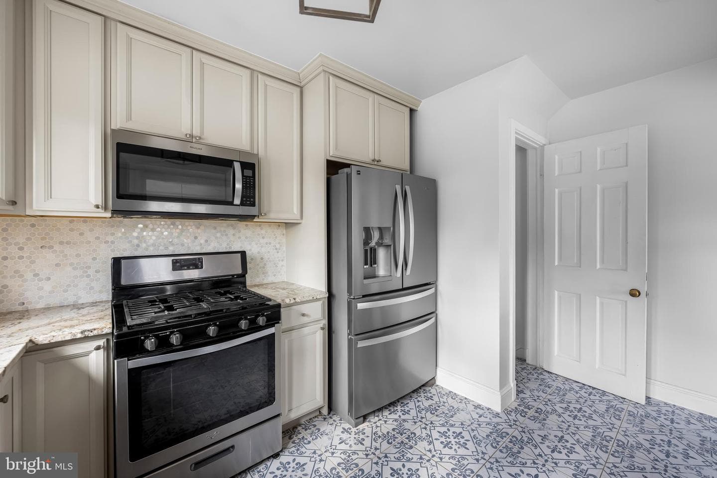 4500 Eastway photo 20