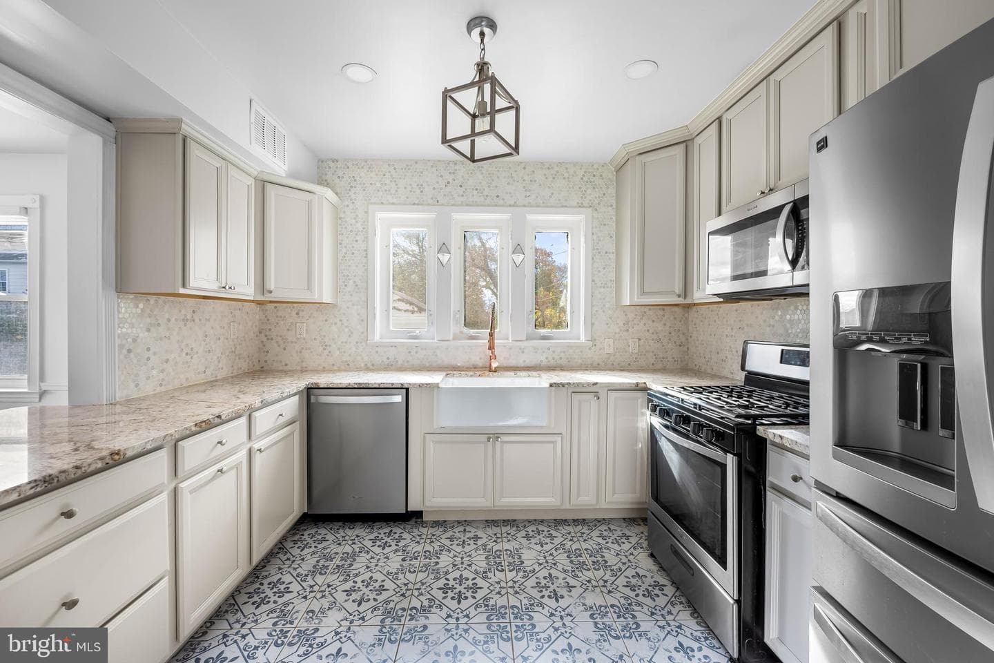 4500 Eastway photo 22