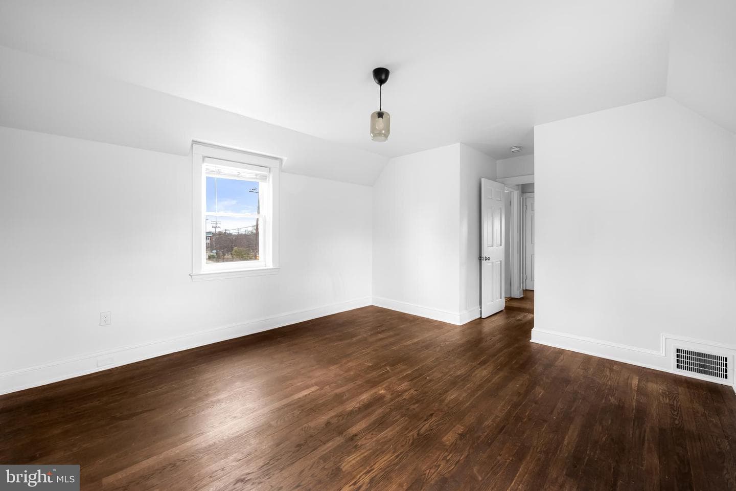 4500 Eastway photo 32