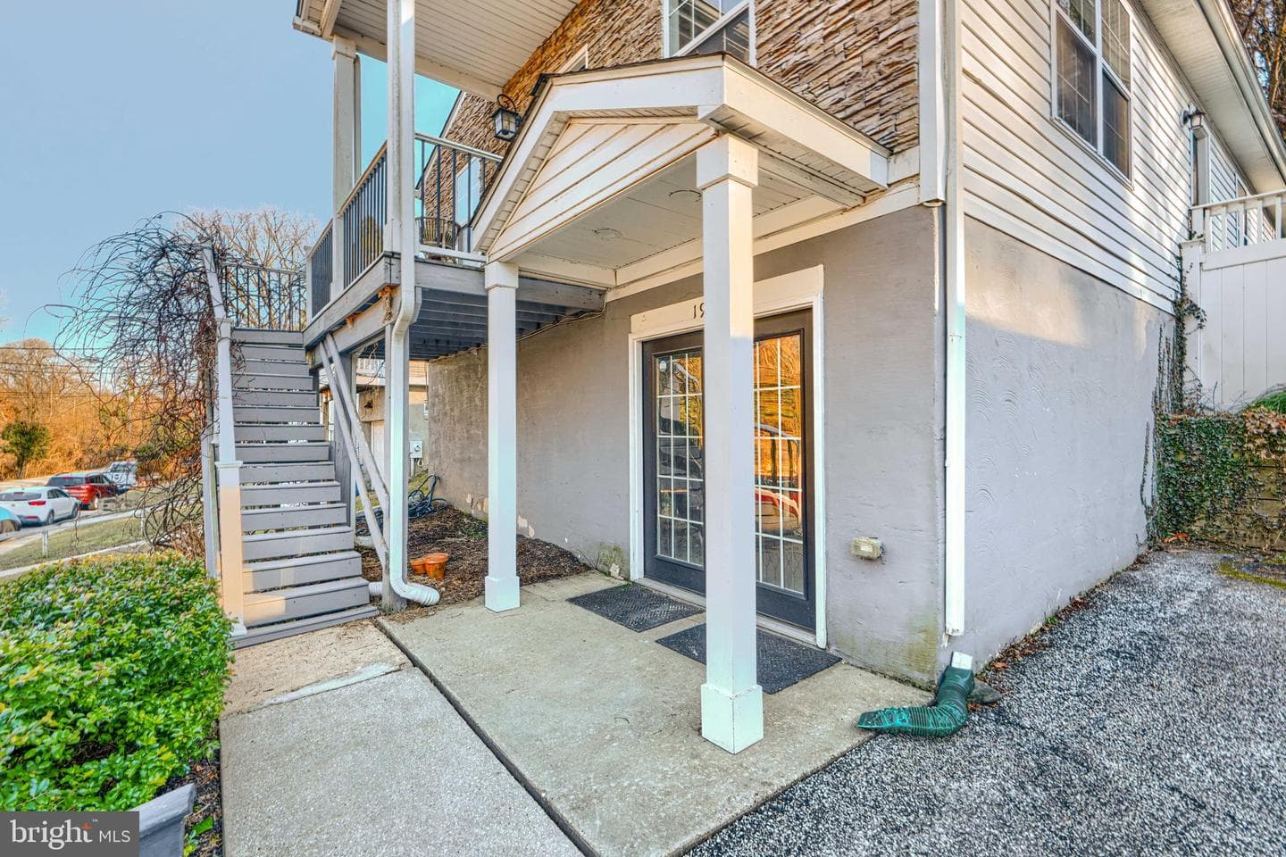 1927 Kelly Avenue photo 2
