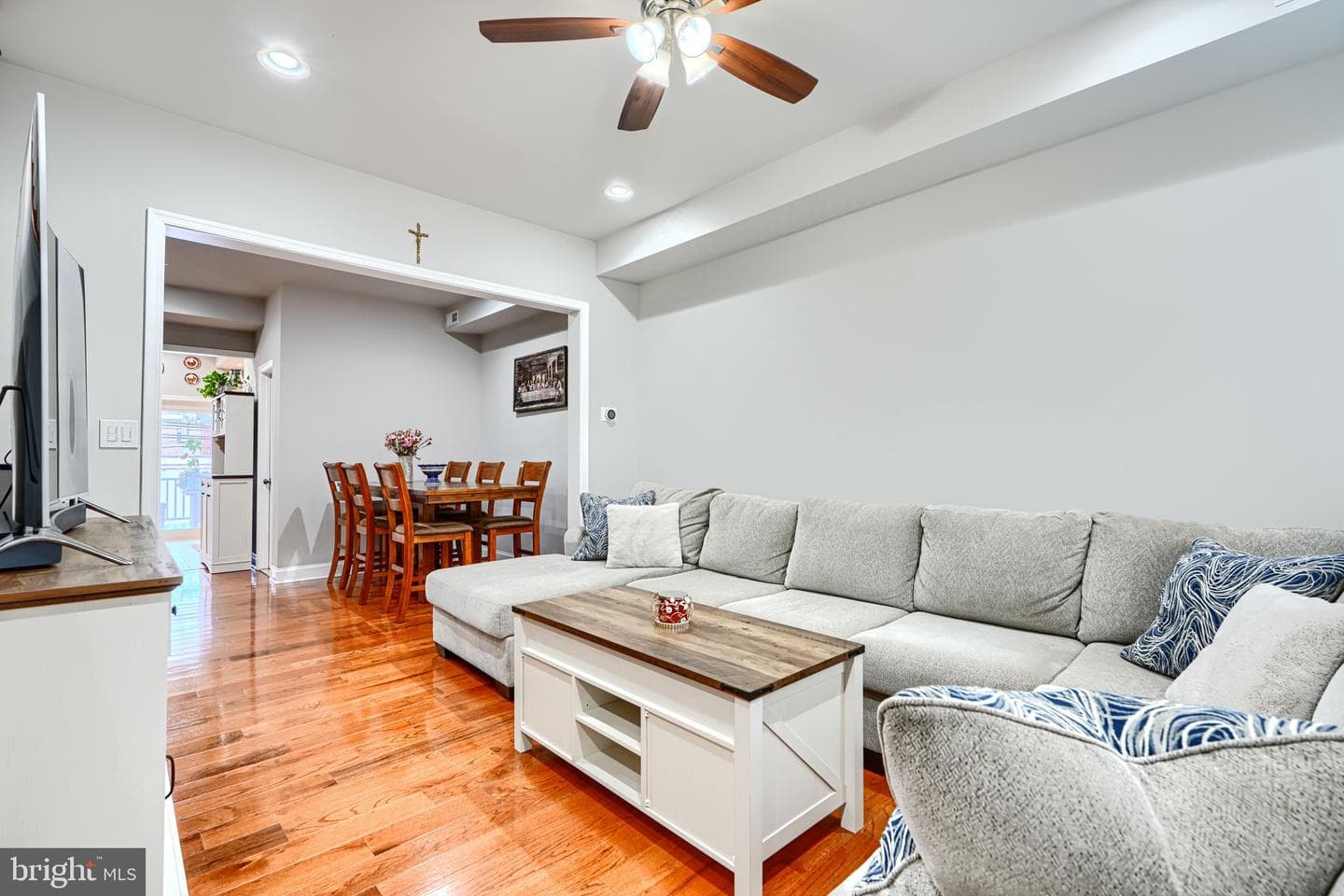 627 Grundy Street photo 4