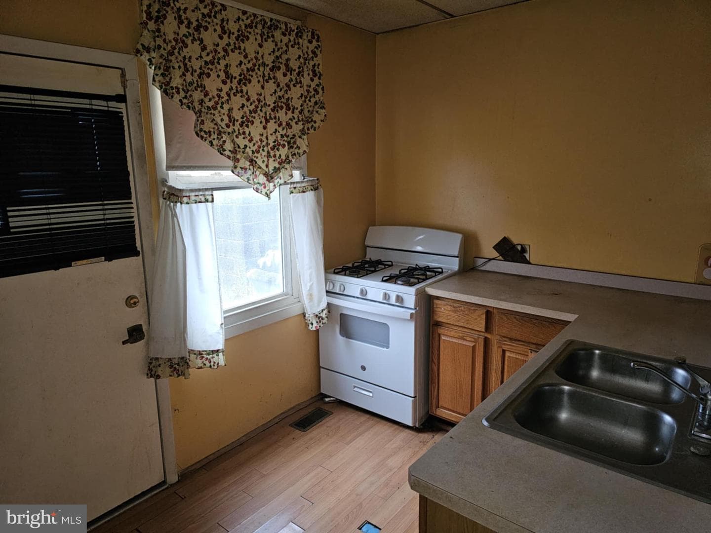 637 N Robinson Street photo 9