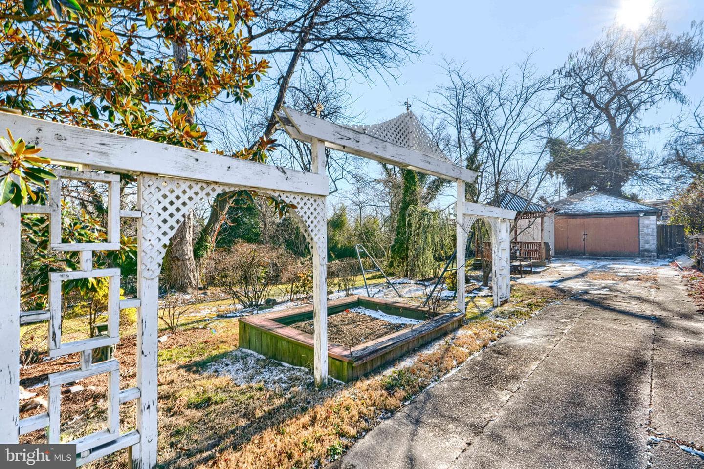 523 Rossiter Avenue photo 56