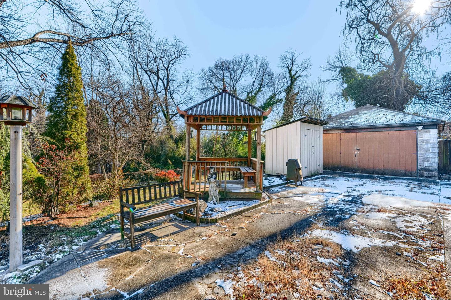 523 Rossiter Avenue photo 57
