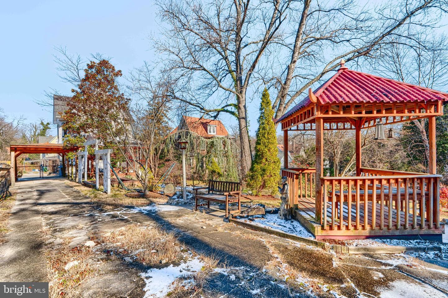 523 Rossiter Avenue photo 58