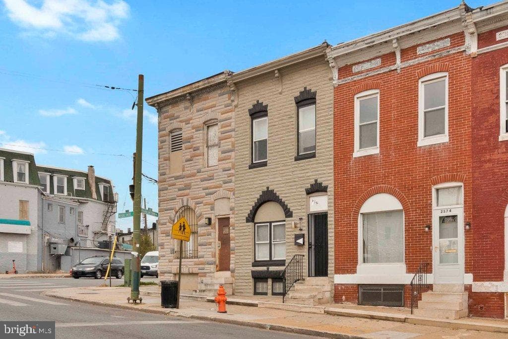 2576 W Baltimore Street W photo 29