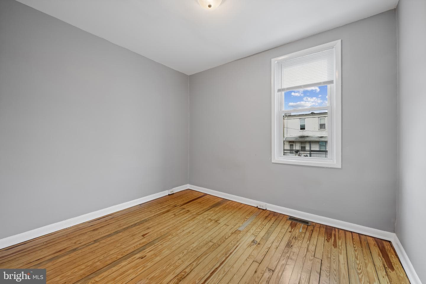 628 Savage Street S photo 23