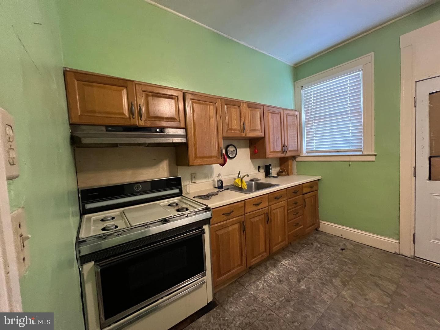 1230 W 37th Street photo 9