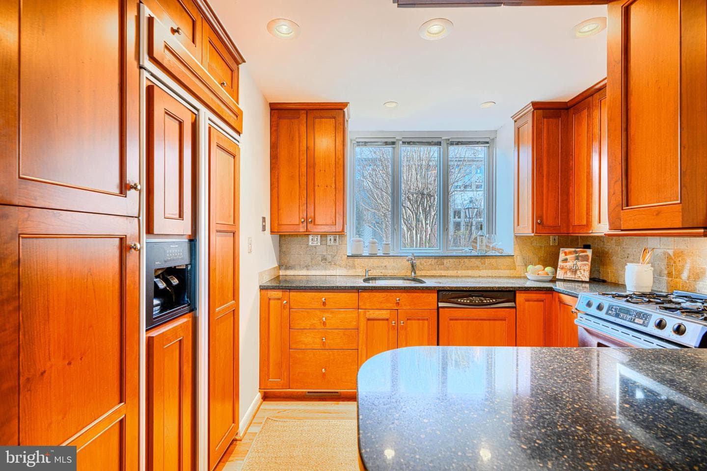 211 Bolton Place photo 31