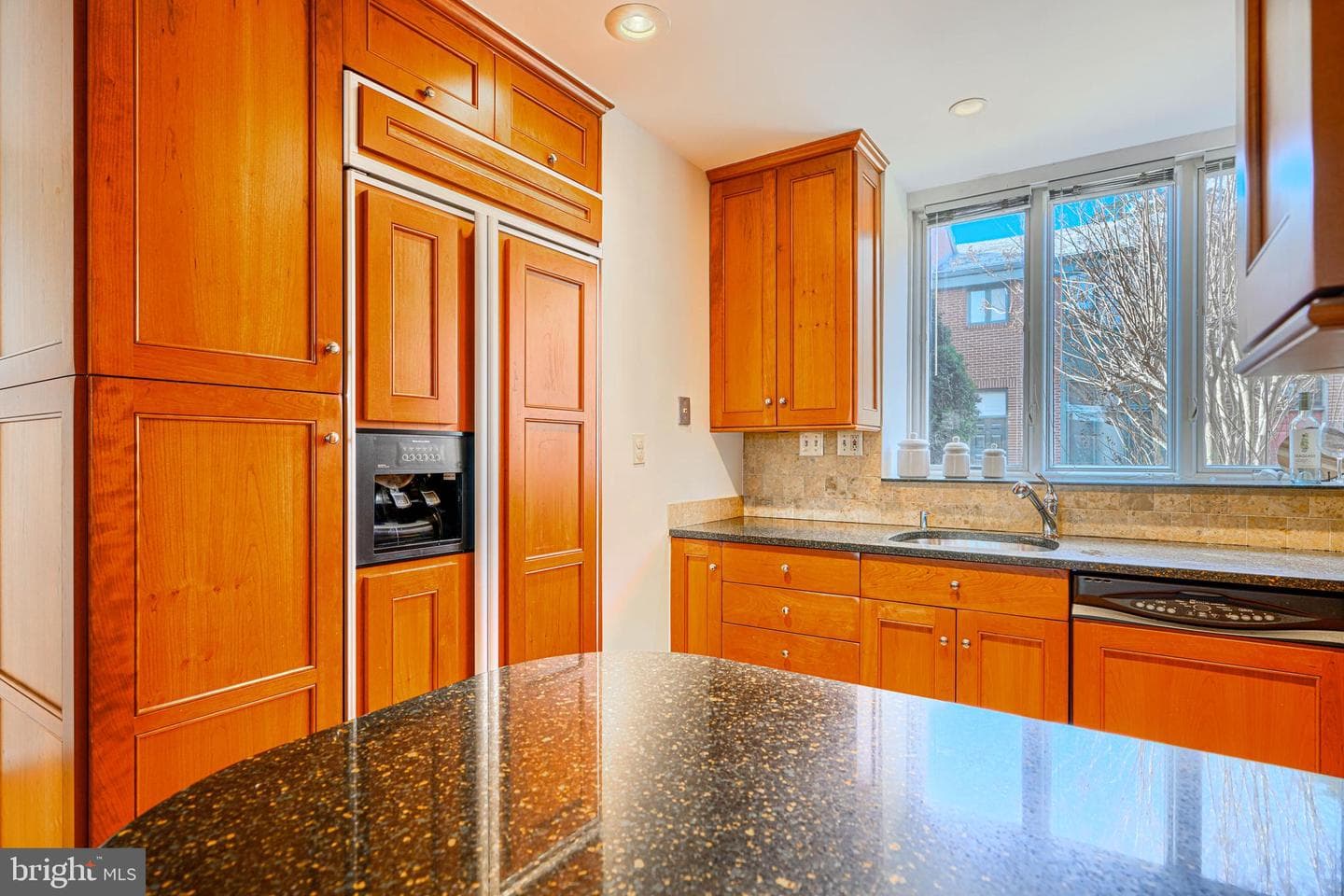 211 Bolton Place photo 32
