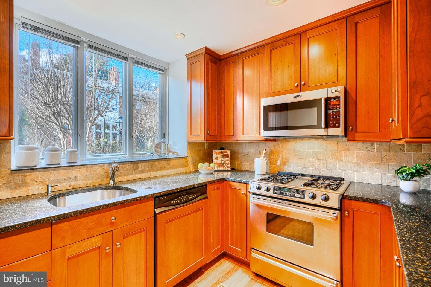 211 Bolton Place photo 33