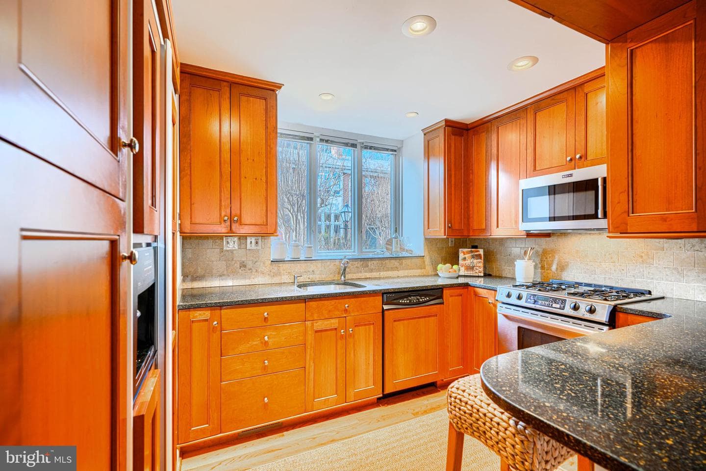 211 Bolton Place photo 4